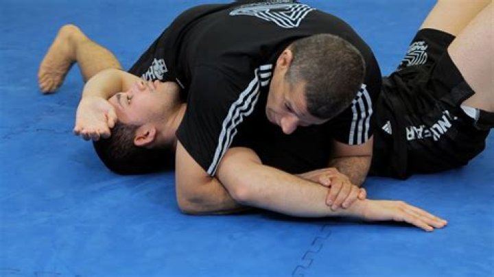 How do you defend submissions in UFC 3?