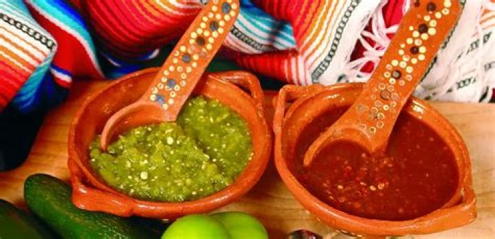 What is the difference between salsa verde and salsa roja?